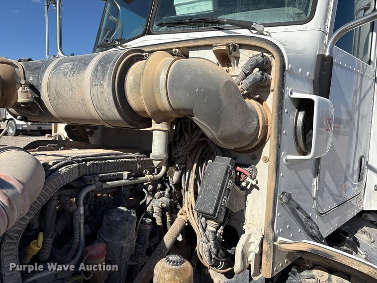 image for item EU4711 2014 Peterbilt 365 crane truck