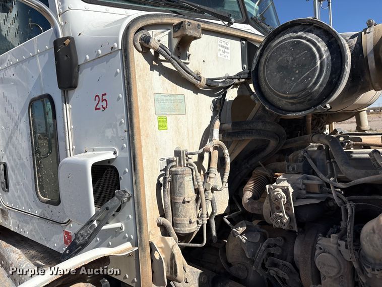 image for item EU4711 2014 Peterbilt 365 crane truck