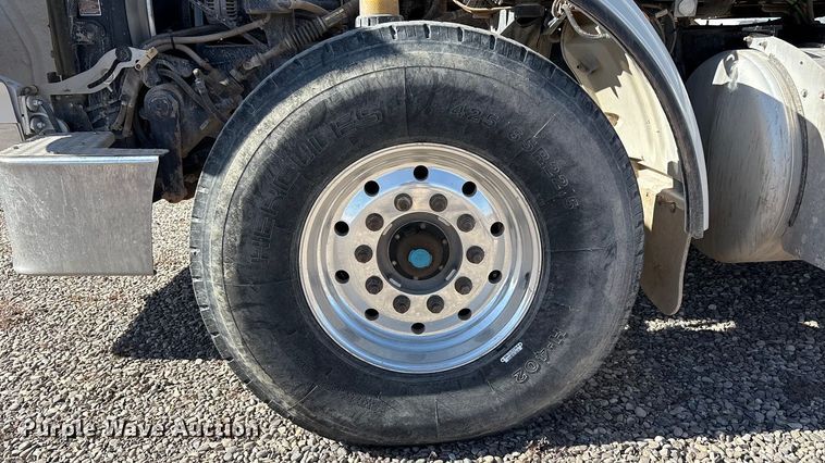 image for item EU4711 2014 Peterbilt 365 crane truck