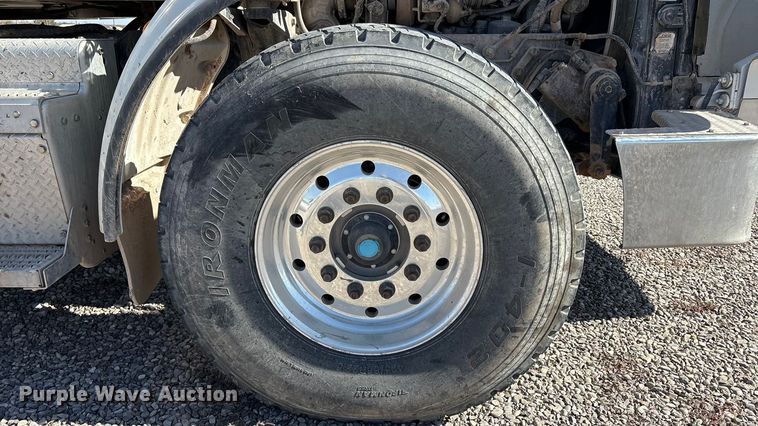 image for item EU4711 2014 Peterbilt 365 crane truck