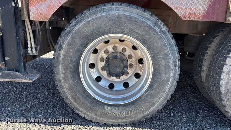 image for item EU4711 2014 Peterbilt 365 crane truck