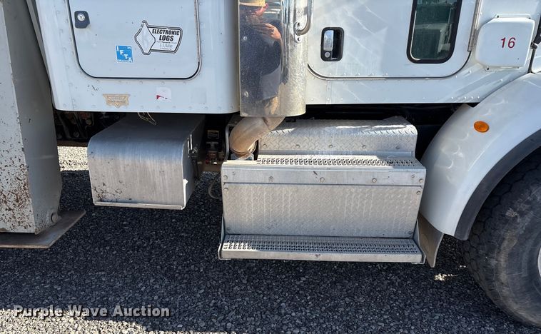 image for item EU4712 2014 Peterbilt 365 crane truck