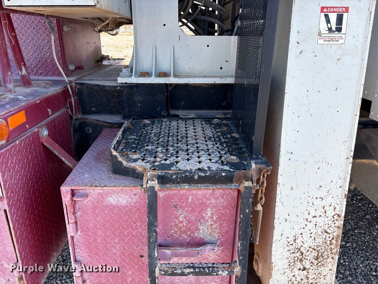 image for item EU4712 2014 Peterbilt 365 crane truck