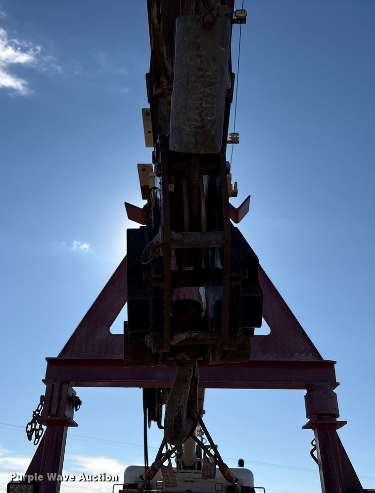 image for item EU4712 2014 Peterbilt 365 crane truck