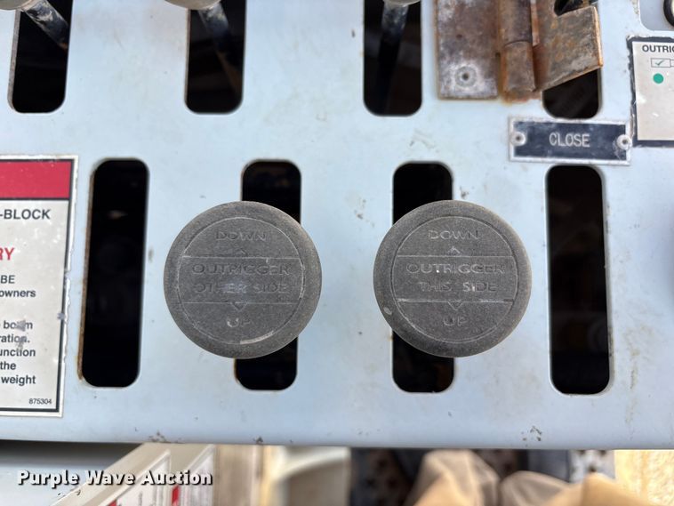 image for item EU4712 2014 Peterbilt 365 crane truck