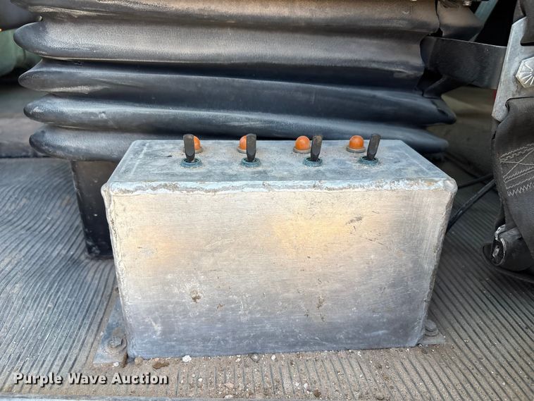 image for item EU4712 2014 Peterbilt 365 crane truck