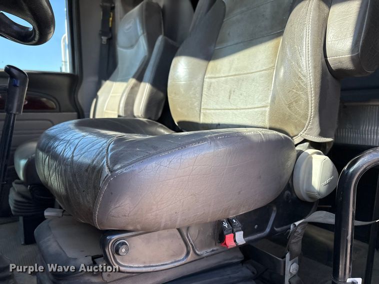 image for item EU4712 2014 Peterbilt 365 crane truck