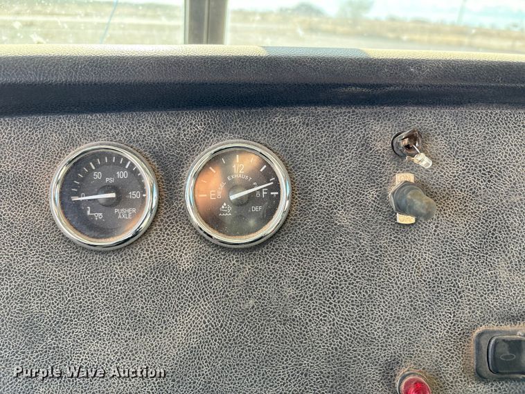 image for item EU4712 2014 Peterbilt 365 crane truck