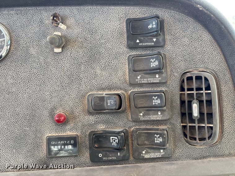 image for item EU4712 2014 Peterbilt 365 crane truck