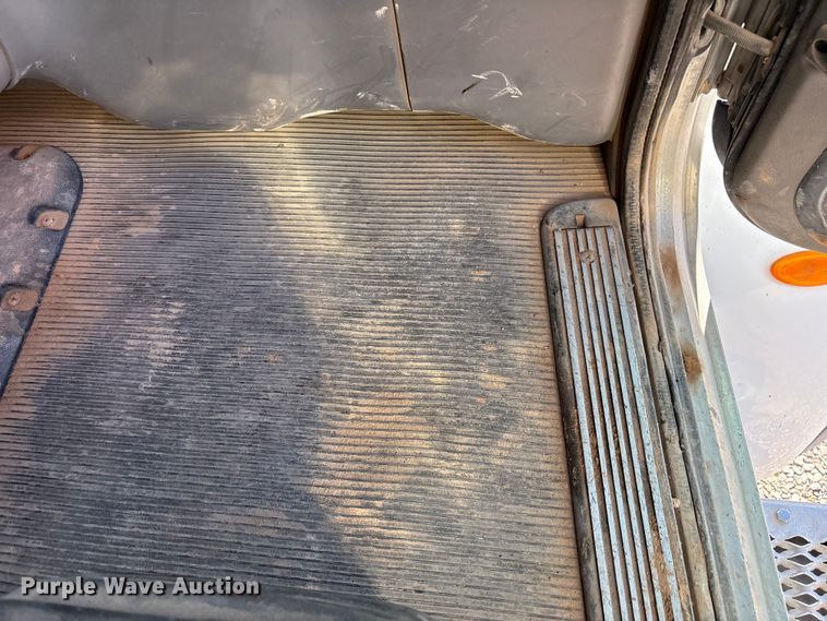 image for item EU4712 2014 Peterbilt 365 crane truck