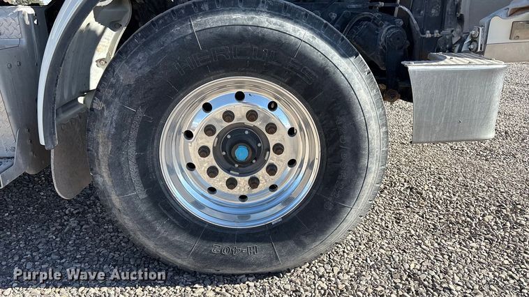 image for item EU4712 2014 Peterbilt 365 crane truck