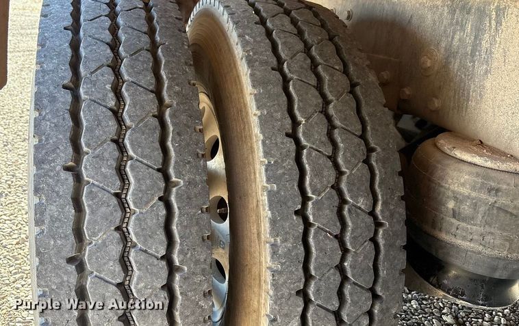 image for item EU4712 2014 Peterbilt 365 crane truck