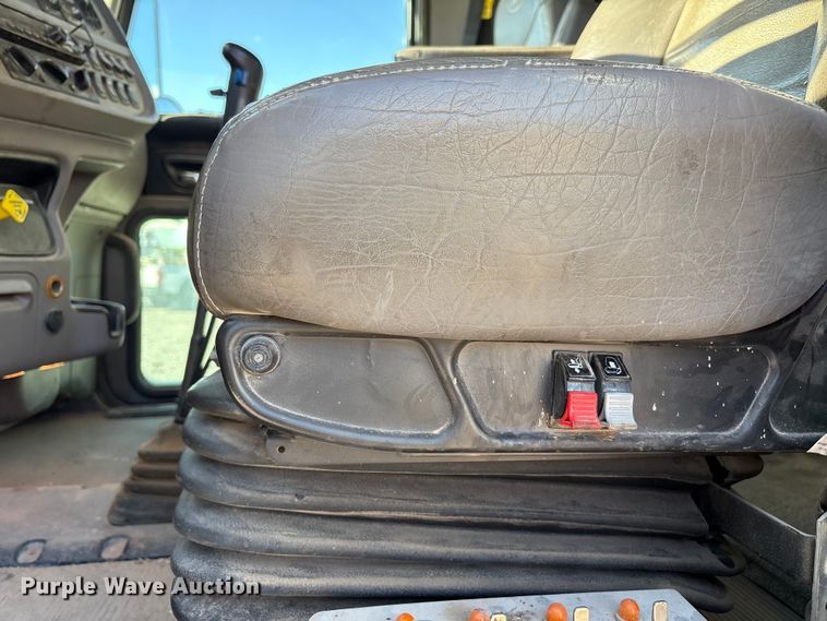 image for item EU4713 2014 Peterbilt 365 crane truck