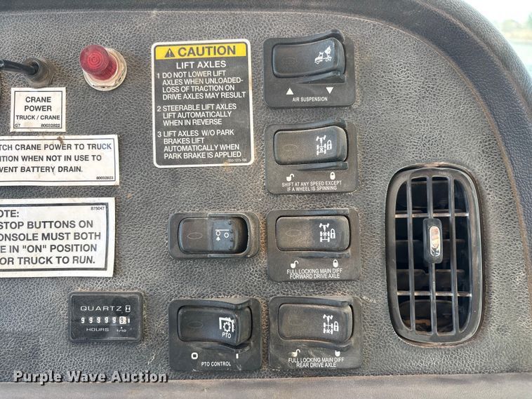 image for item EU4713 2014 Peterbilt 365 crane truck