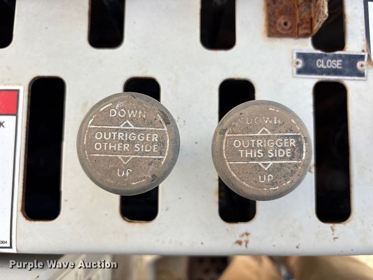 image for item EU4714 2013 Peterbilt 365 crane truck