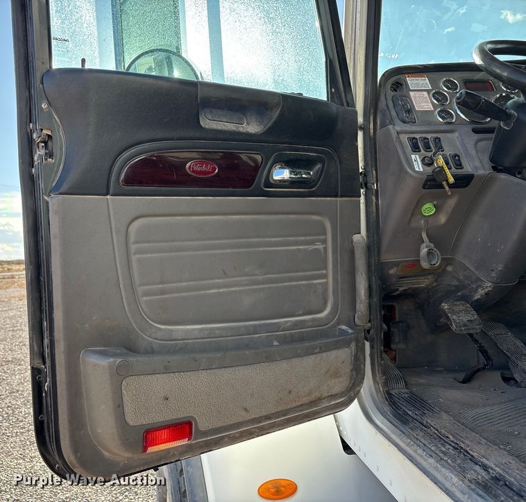 image for item EU4714 2013 Peterbilt 365 crane truck