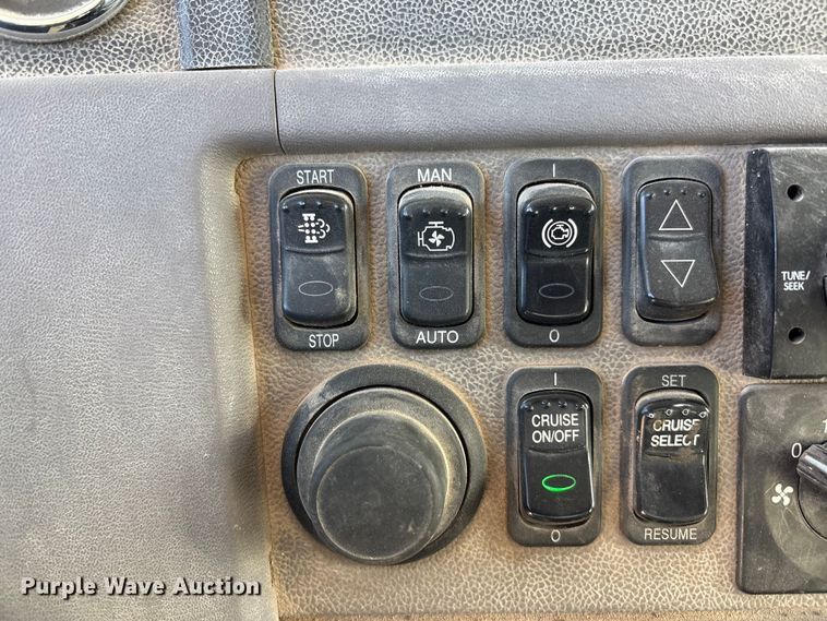 image for item EU4714 2013 Peterbilt 365 crane truck