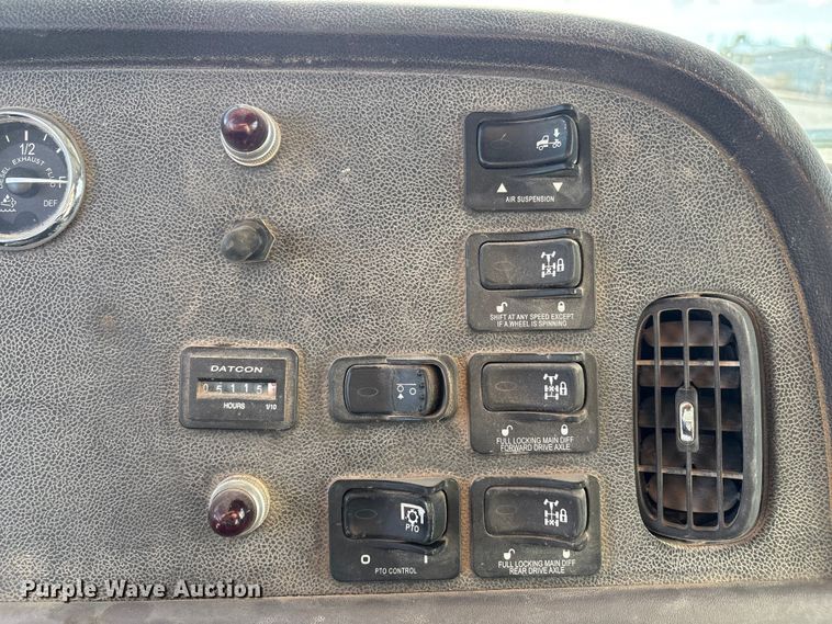 image for item EU4714 2013 Peterbilt 365 crane truck