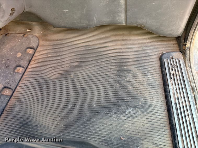 image for item EU4714 2013 Peterbilt 365 crane truck