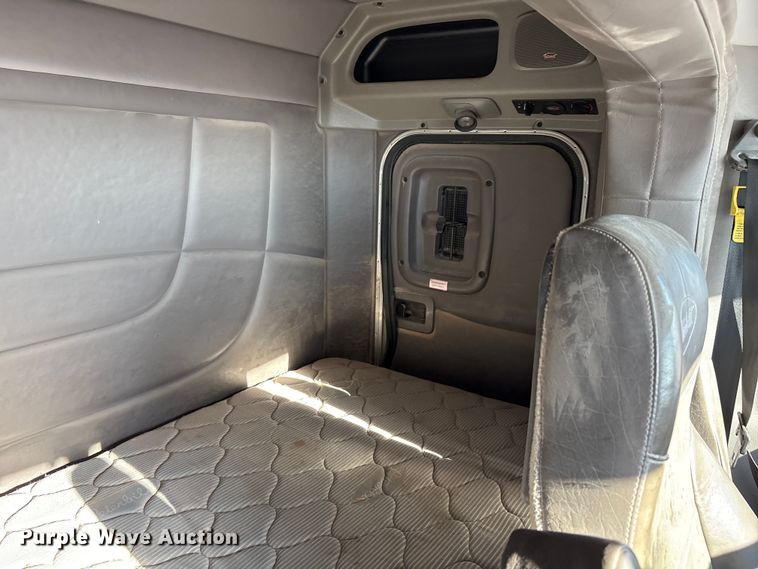 image for item EU4714 2013 Peterbilt 365 crane truck