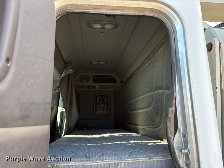 image for item EU4714 2013 Peterbilt 365 crane truck