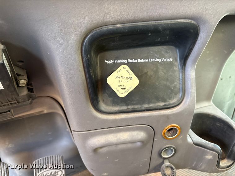 image for item EU4715 2011 Peterbilt 365 crane truck