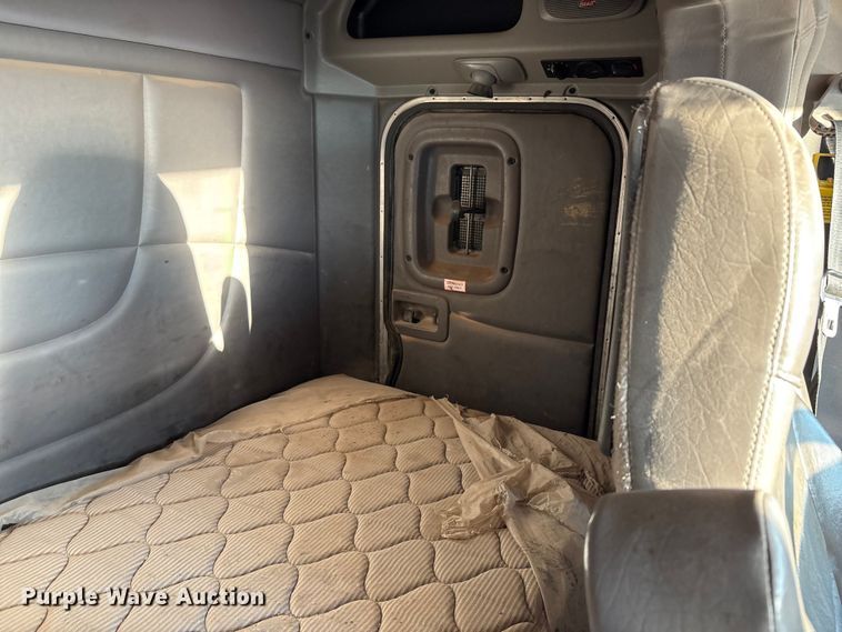 image for item EU4715 2011 Peterbilt 365 crane truck