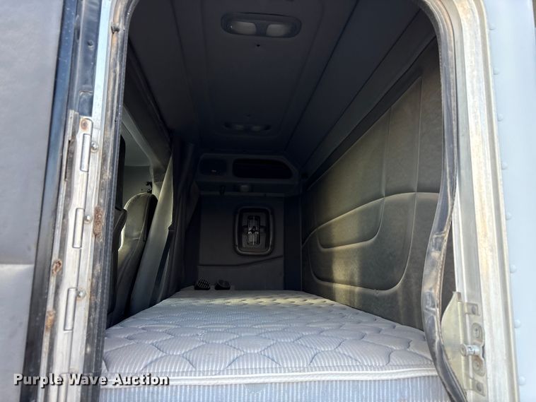 image for item EU4716 2013 Peterbilt 365 crane truck