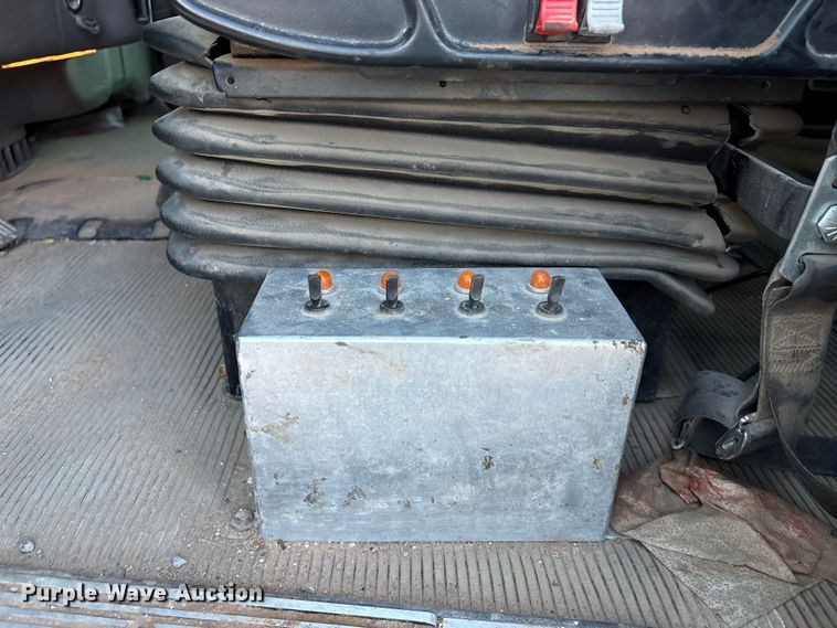 image for item EU4716 2013 Peterbilt 365 crane truck