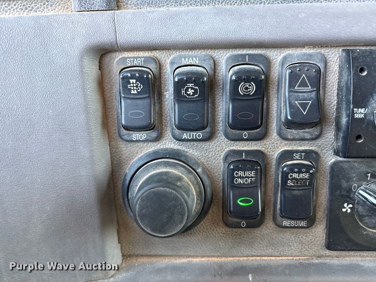 image for item EU4716 2013 Peterbilt 365 crane truck