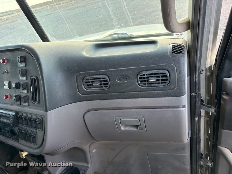 image for item EU4716 2013 Peterbilt 365 crane truck