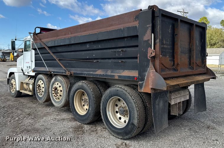 image for item EU5494 2000 Freightliner FLD120 dump truck