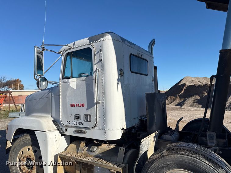 image for item EU5494 2000 Freightliner FLD120 dump truck