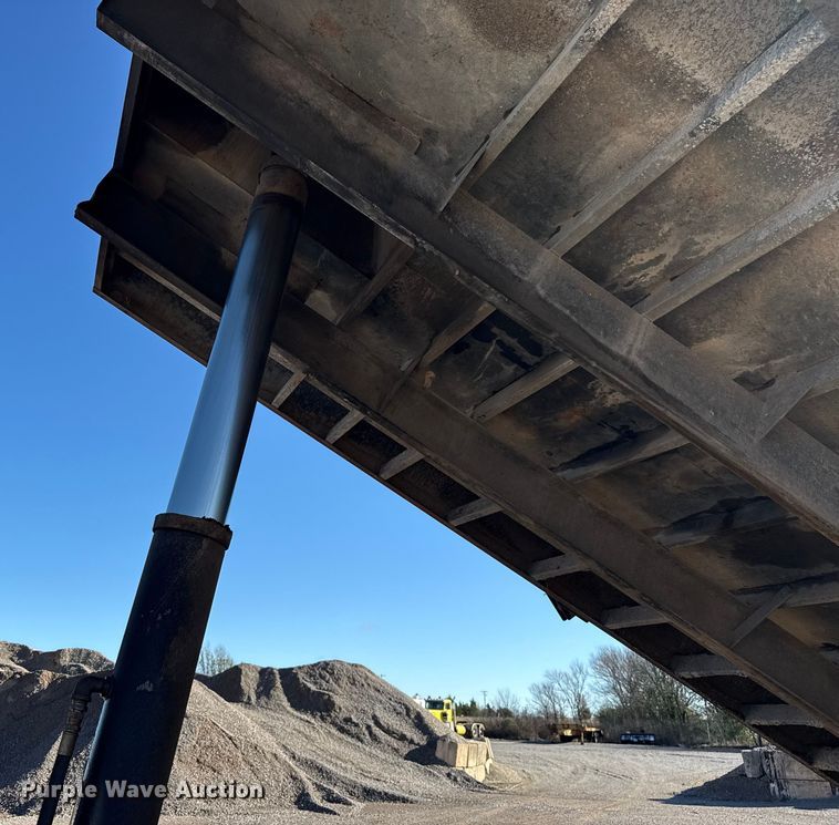 image for item EU5494 2000 Freightliner FLD120 dump truck