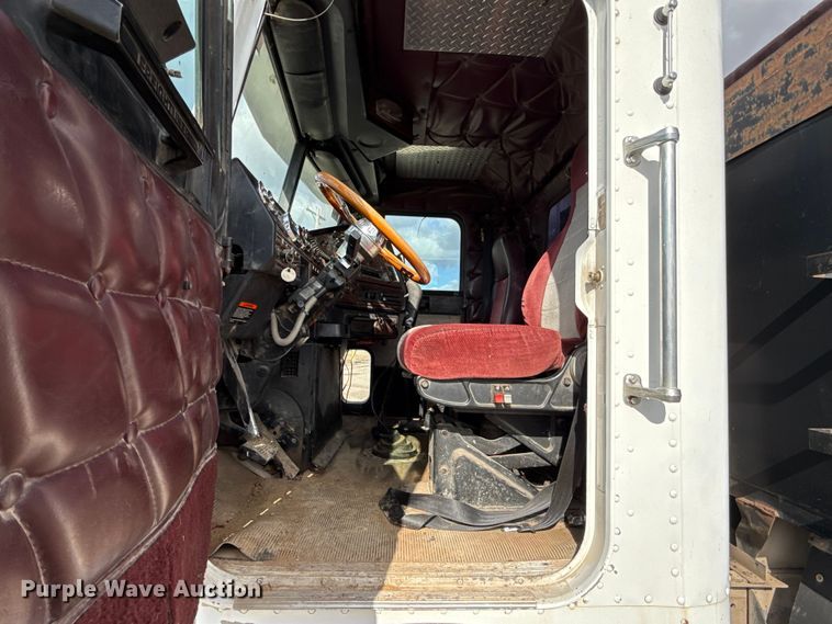 image for item EU5494 2000 Freightliner FLD120 dump truck