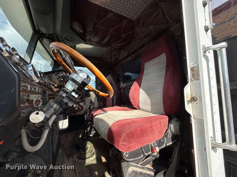 image for item EU5494 2000 Freightliner FLD120 dump truck