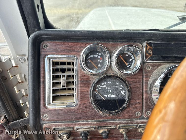 image for item EU5494 2000 Freightliner FLD120 dump truck