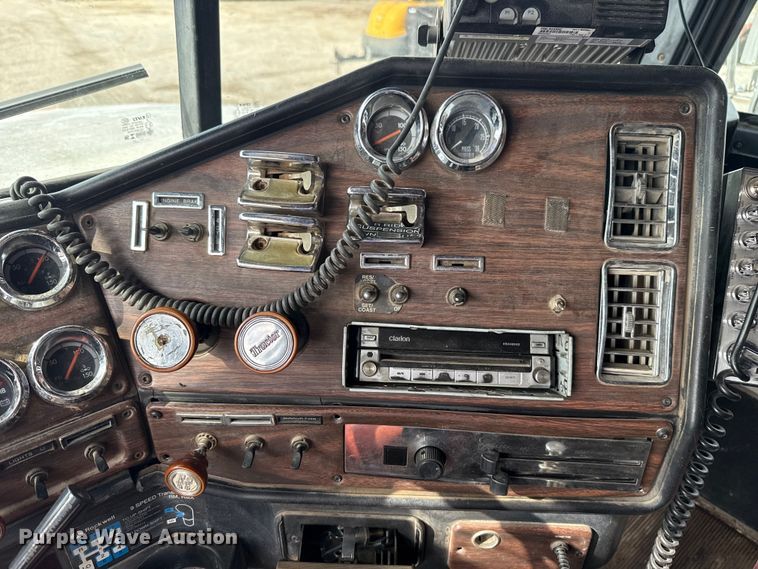 image for item EU5494 2000 Freightliner FLD120 dump truck