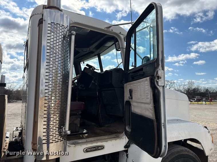 image for item EU5494 2000 Freightliner FLD120 dump truck