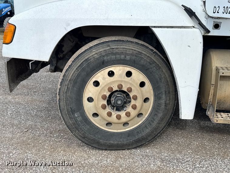 image for item EU5494 2000 Freightliner FLD120 dump truck