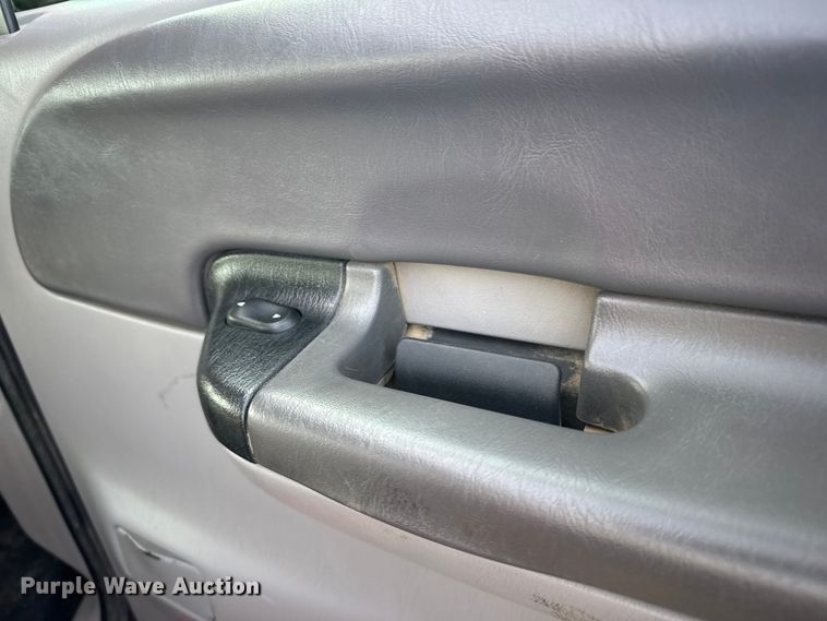 image for item EU6441 2000 Ford F650 Super Duty XL flatbed truck