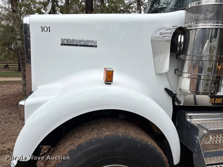 image for item EU7099 2014 Kenworth W900 semi truck