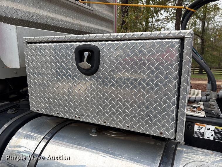 image for item EU7099 2014 Kenworth W900 semi truck