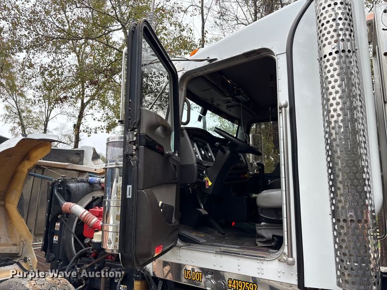 image for item EU7099 2014 Kenworth W900 semi truck