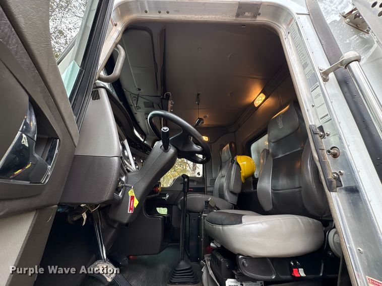 image for item EU7099 2014 Kenworth W900 semi truck