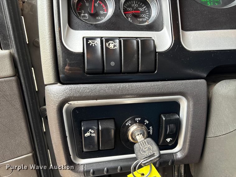 image for item EU7099 2014 Kenworth W900 semi truck