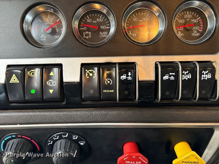 image for item EU7099 2014 Kenworth W900 semi truck