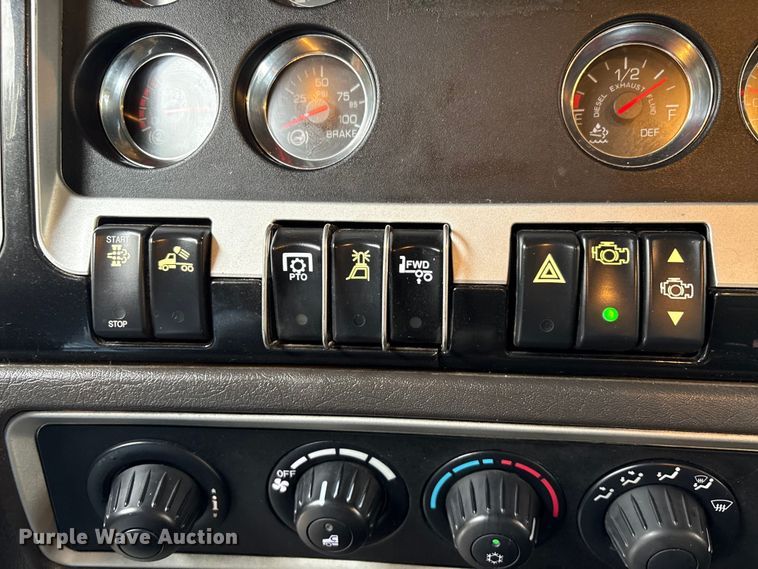 image for item EU7099 2014 Kenworth W900 semi truck