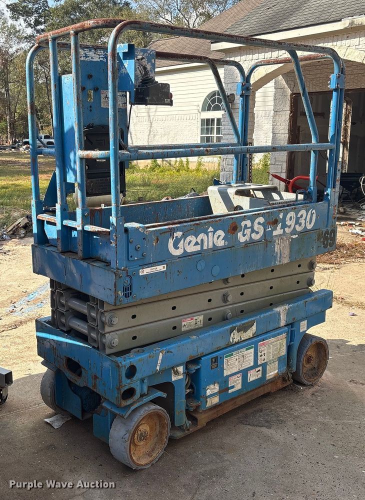 image for item EU7126 2000 Genie GS-1930 scissor lift