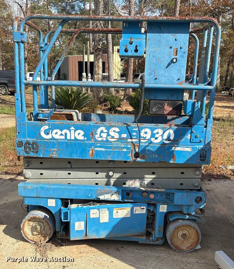 image for item EU7126 2000 Genie GS-1930 scissor lift